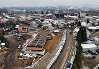 Budowa_centrum_sterowania_ruchem_kolejowym_w_Nowym_Saczu__widok_z_lotu_ptaka__fot._Piotr_Hamarnik__1_.JPG