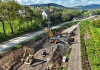 Wiertnica_wzmacnia_podloze_pod_linia_kolejowa_na_granicy_Marcinkowic_i_Kleczan__widok_z_lotu_ptaka__fot._Piotr_Hamarnik__1_.JPG
