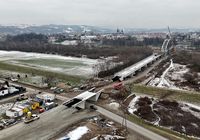 Modernizowany_wiadukt_kolejowy_na_ul._Starowiejskiej_w_Nowym_Saczu__w_tle_nowy_most_kolejowy__widok_z_lotu_ptaka__fot._Piotr_Hamarnik.JPG