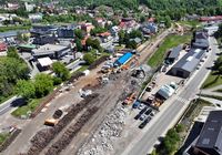 Widok_z_lotu_ptaka_na_prace_przy_instalacjach_podziemnych_w_sasiedztwie_stacji_Mszana_Dolna__fot._Krzysztof_Dzidek__2_.JPG