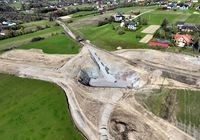 Glebokie_wykopy_przy_budowie_nowego_wiaduktu_i_drogi_na_nowym_sladzie_linii_kolejowej_nr_104__widok_z_lotu_ptaka__fot._Krzysztof_Dzidek__1_.JPG