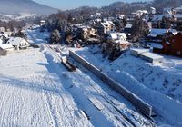Widok_z_lotu_ptaka_na_nowa_sciane_oporowa__budowana_przy_linii_kolejowej_w_Rabce-Zdroju__fot._Piotr_Hamarnik.JPG