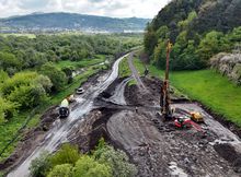 Prace przy wzmacnianiu gruntu obok stacji w Marcinkowicach, fot. Piotr Hamarnik