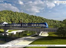 W centralnej części most kolejowy i pociąg na torach. W prawym górnym rogu napis: most kolejowy km 15+444 a poniżej logo PKP Polskie Linie Kolejowe S.A Na dole napis: most kolejowy km 15+444 na linii kolejowej nr 104 Chabówka – Nowy Sącz w Mszanie Dolnej.  Infografika – PKP Polskie Linie Kolejowe S.A