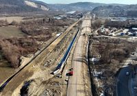 Przygotowanie_nawierzchni_pod_tory_kolejowe_na_odcinku_Kleczany_-_Nowy_Sacz_widok_z_lotu_ptaka__fot._Krzysztof_Dzidek__7_.JPG