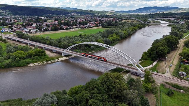 Pociąg na zmodernizowanym moście kolejowym nad Dunajcem w Nowym Sączu, widok z lotu ptaka, fot. Piotr Hamarnik