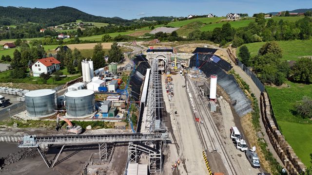 Plac budowy w miejscu drążenia tunelu kolejowego pod Pisarzową, widok z lotu ptaka, fot. Piotr Hamarnik