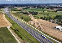 Przyszle_skrzyzowanie_kolei_z_autostrada__widok_z_lotu_ptaka__fot._Piotr_Hamarnik.JPG