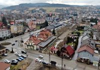 Stacja_Rabka-Zdroj._Obok_budynku_dworca_rozebrana_infrastruktura_kolejowa__widok_z_lotu_ptaka__fot._Krzysztof_Dzidek.JPG