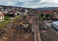 Przygotowanie_terenu_pod_budowe_nowych_torow_i_obiektow_inzynieryjncyh_w_Limanowej__widok_z_lotu_ptaka__fot._Piotr_Hamarnik__2_.JPG