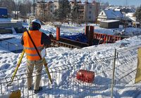 Geodeta_sprawdza_poprawnosc_wykonanych_prac_przy_moscie_kolejojowym_w_Rabce-Zdroju__fot._Piotr_Hamarnik