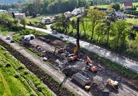 Wiertnica_wzmacnia_podloze_pod_linia_kolejowa_na_granicy_Marcinkowic_i_Kleczan__widok_z_lotu_ptaka__fot._Piotr_Hamarnik__3_.JPG