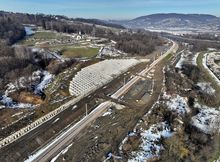 Betonowe zabezpieczenie osuwiska w Rdziostowie, widok z lotu ptaka, fot. Krzysztof Dzidek