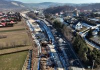 Przygotowanie_nawierzchni_pod_tory_kolejowe_na_odcinku_Kleczany_-_Nowy_Sacz_widok_z_lotu_ptaka__fot._Krzysztof_Dzidek__6_.JPG