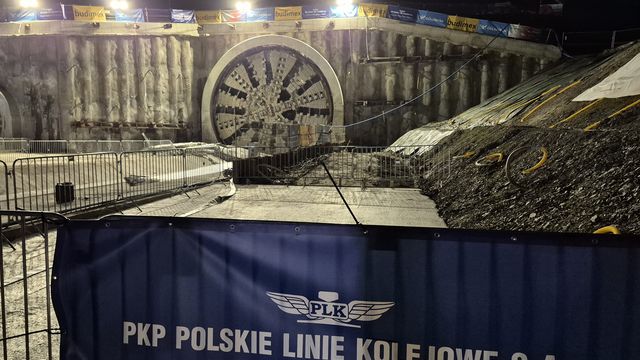 Tarcza TBM Jadwiga, po 10 miesiącach intensywnych działań, zakończyła prace wiertnicze przy pierwszym tunelu kolejowym fot. Piotr Hamarnik