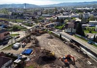Ul._Asnyka__Nowy_Sacz._Widok_na_betonowa_konstrukcje_na_ktorej_znajda_sie_tory__fot._Piotr_Hamarnik__1_.JPG
