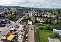 Widok_z_lotu_ptaka_na_betonowa_konstrukcje_nowego_mostu_kolejowego_nad_Poniczanka_w_Rabce-Zdroju__fot._Krzysztof_Dzidek__1_.JPG