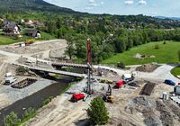 Wiertnica_wzmacnia_podloze_pod_linia_kolejowa_w_sasiedztwie_Rabki_Zaryte__fot._Piotr_Hamarnik__3_.JPG