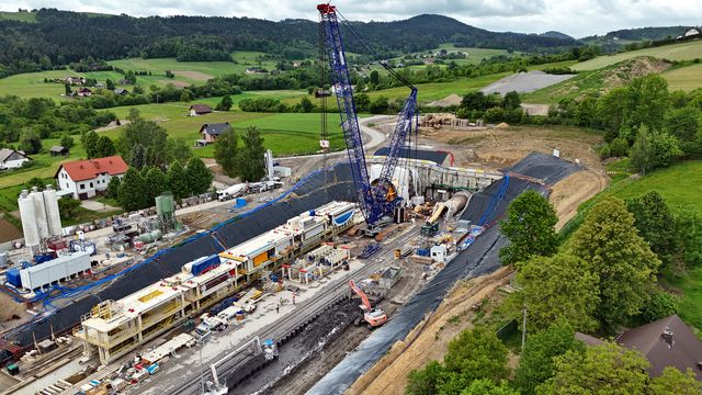 Plac budowy w Pisarzowej, w miejscu gdzie rozpoczęto drążenie tuneli kolejowych, widok z lotu ptaka, fot. Piotr Hamarnik