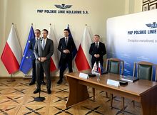 Piotr Wyborski, prezes zarządu PLK SA wypowiada się na konfercji prasowej, w tle przedstawiciele MI i wykonawcy, fot. Anna Znajewska-Pawluk