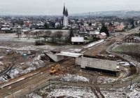 Budowa_nowego_wiaduktu_kolejowego_na_ul._Krakowskiej_w_Nowym_Saczu__widok_z_lotu_ptaka__fot._Piotr_Hamarnik__1_.JPG