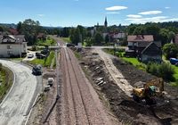 Zmodernizowany_tor_kolejowy_w_sasiedztwie_ul._Jana_Pawla_II_w_Rabce-Zdroju__widok_z_lotu_ptaka__fot._Piotr_Hamarnik__2_.JPG