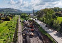 Wiertnica_wzmacnia_podloze_pod_linia_kolejowa_na_granicy_Marcinkowic_i_Kleczan__widok_z_lotu_ptaka__fot._Piotr_Hamarnik__2_.JPG